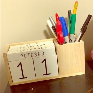 Desk pen holder with date